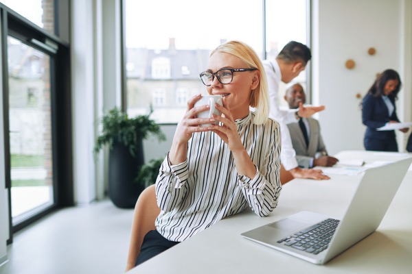 Kaffee trinken am Arbeitsplatz im Büro