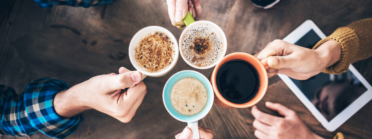 Kaffeemaschinen im Büro bieten zahlreiche verschiedene Kaffeespezialitäten.