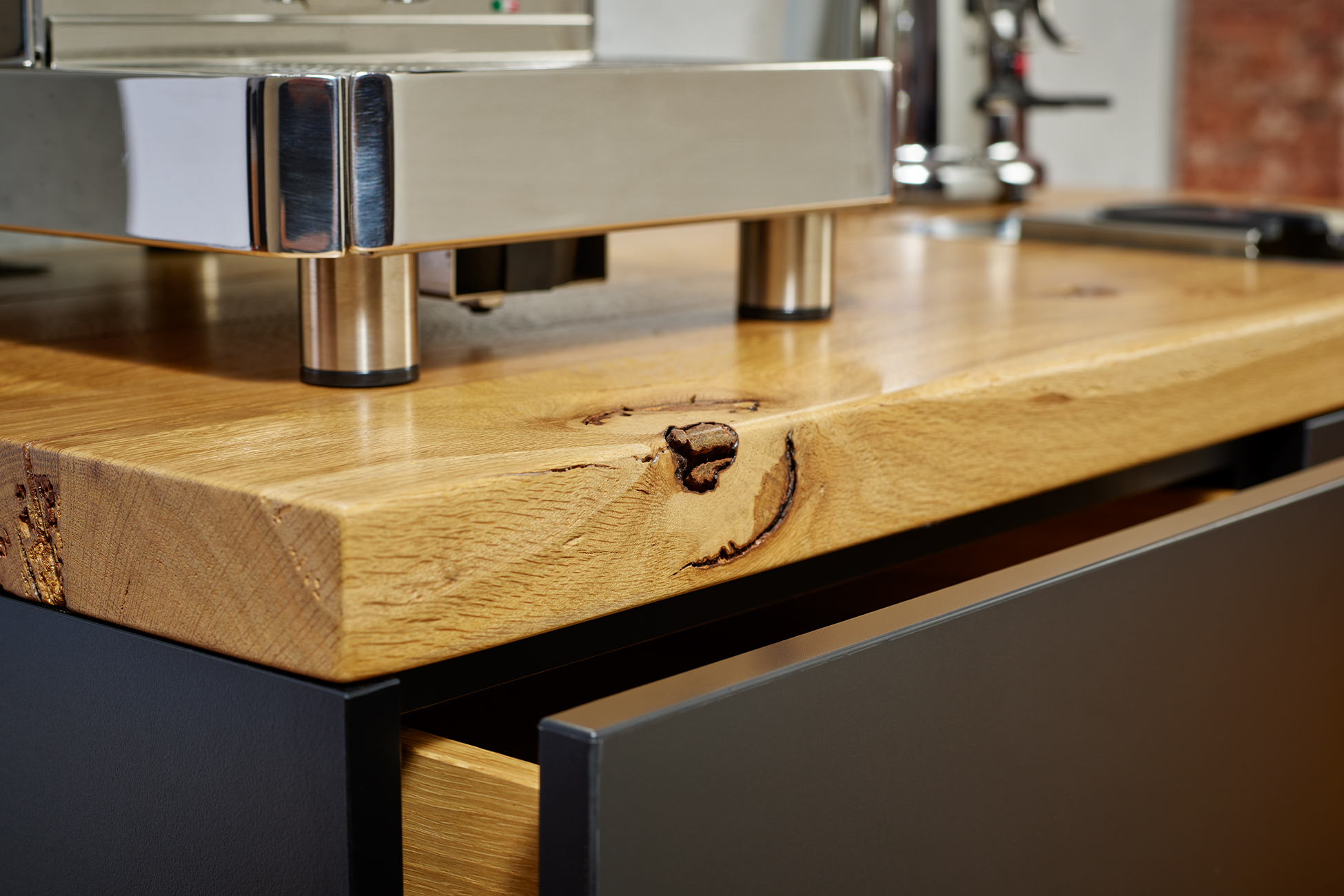 Die Detailansicht der Barista-Bar mit Siebträgermaschine